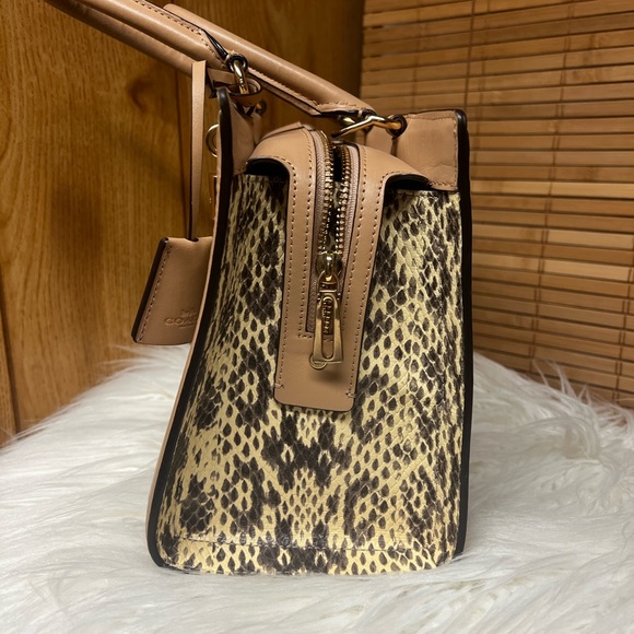 Zoe Carryall - Picture 6 of 10